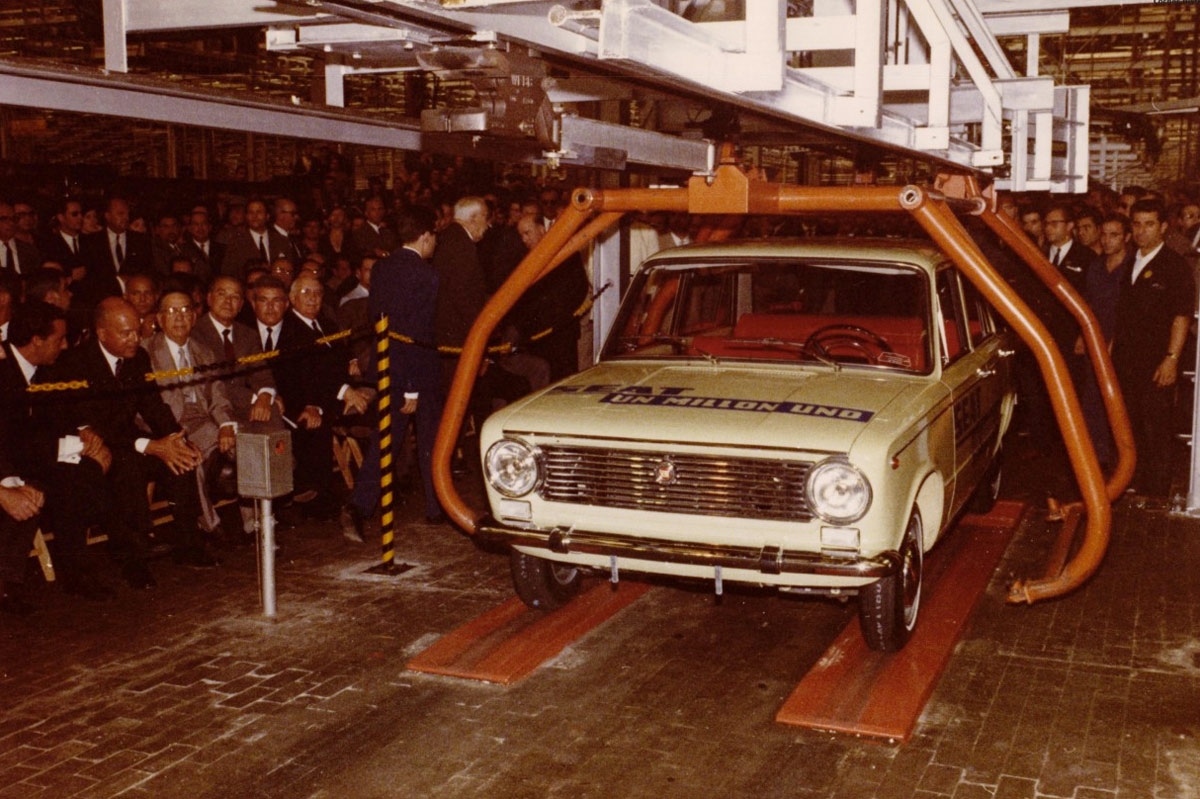 Cadena de montaje con el SEAT 124, el SEAT un millón