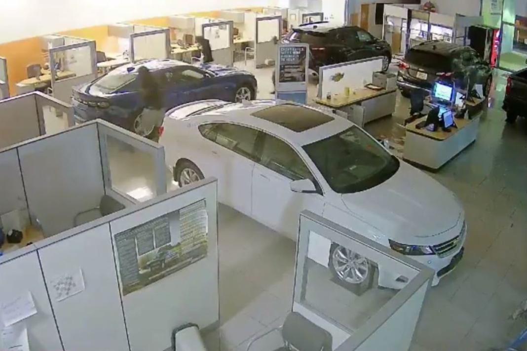 asaltantes roba tres chevrolet concesionario