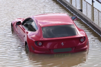 Este Ferrari FF queda atrapado en una inundación ferrari ff inundacion