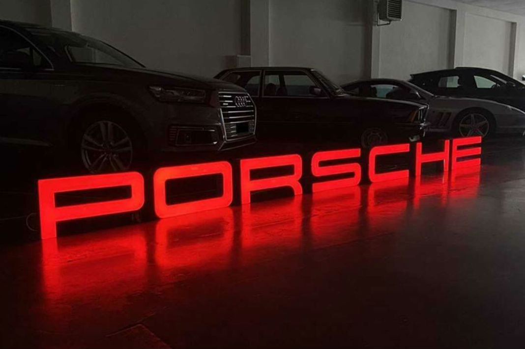 venta cartel cinco metros concesionario Porsche