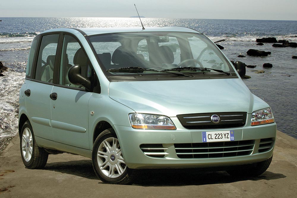 coches con tres asientos delanteros 