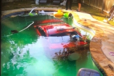 conductor-ebrio-cae-coche-piscina