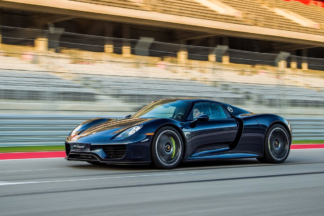 Vídeo: Porsche 918 Spyder vs Porsche Taycan Turbo S Porsche 918 Spyder vs Porsche Taycan Turbo S