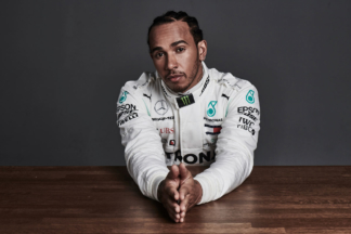 Hamilton carga contra Sainz: "Tenemos un piloto español que dice que arrodillarse no estaría bien visto en su país"