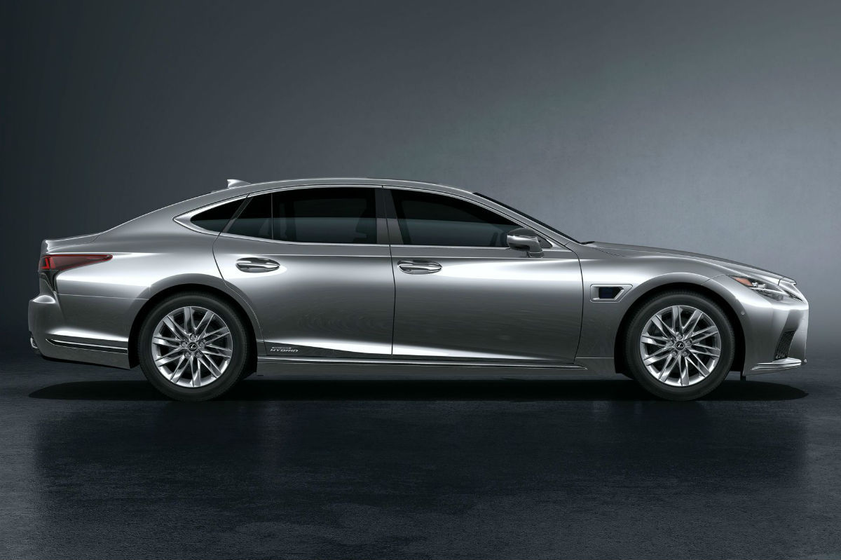 Lexus LS lateral