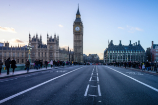 Reino Unido acelera: planea prohibir los coches con motores de combustión en 2030 Londres