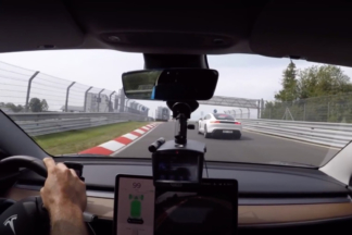 Vídeo: un Tesla Model 3 intenta dar caza a un Porsche Taycan en Nürburgring