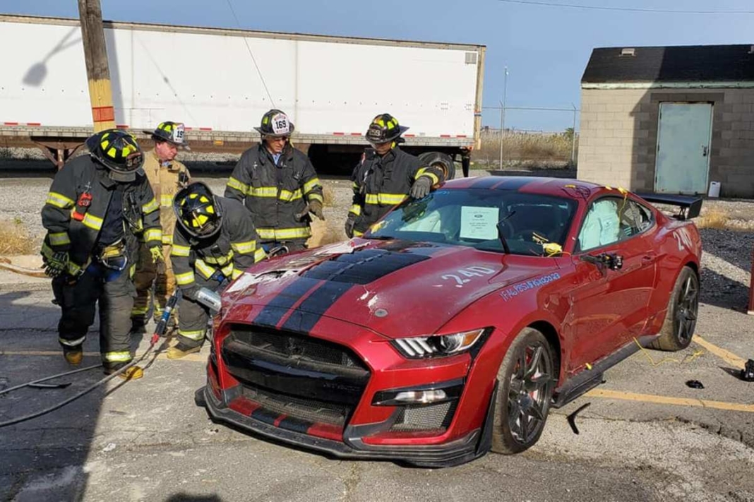 bomberos-utilizan-shelby-mustang-gt500-practicar-excarcelacion