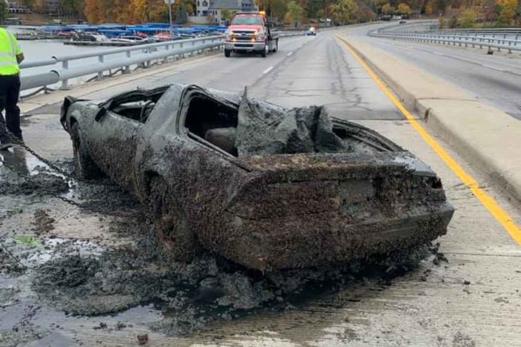 chevrolet-camaro-robado-1988-aparece-32-anos-despues-lago