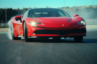 Vídeo: Chris Harris se divierte derrapando con el Ferrari SF90 Stradale Chris Harris Ferrari SF90 Stradale