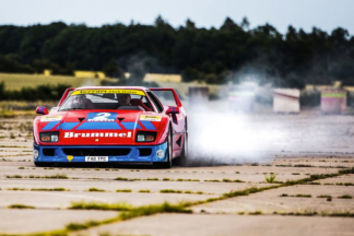 Vídeo: así se conduce y derrapa sin miedo un Ferrari F40 Derrape y drift con el Ferrari F40