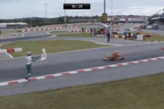 Inaudito: un piloto de karts arroja un trozo de su coche a un rival, se lía a puñetazos con él… y se retira Luca Corberi