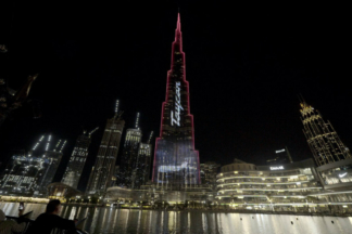 Porsche convierte el Burj Khalifa en una valla publicitaria para el Porsche Taycan Porsche Taycan en el Burj Khalifa