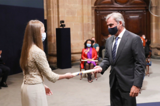 Carlos Sainz recibe el Premio Princesa de Asturias Carlos Sainz recibiendo el Premio Princesa de Asturias de manos de la princesa Leonor