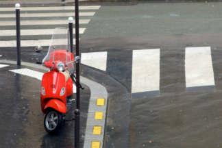 La DGT te explica los tres sitios en los que no puedes aparcar tu moto (aunque creas que sí) Aparcar la moto