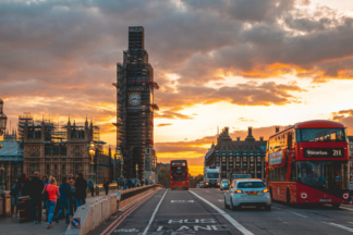 Reino Unido planea prohibir los coches de gasolina y diésel a partir de 2030 Reino Unido prohíbe los coches de gasolina y diésel en 2030