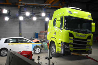 Vídeo: Scania estrella un Volkswagen Golf contra uno de sus camiones eléctricos Scania estrella un Golf contra un camión