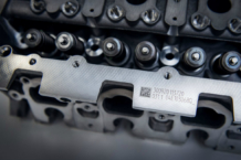 El código de matriz de datos de los motores Škoda: el QR resistente al calor, químicos y abrasión Código QR en los motores de Skoda