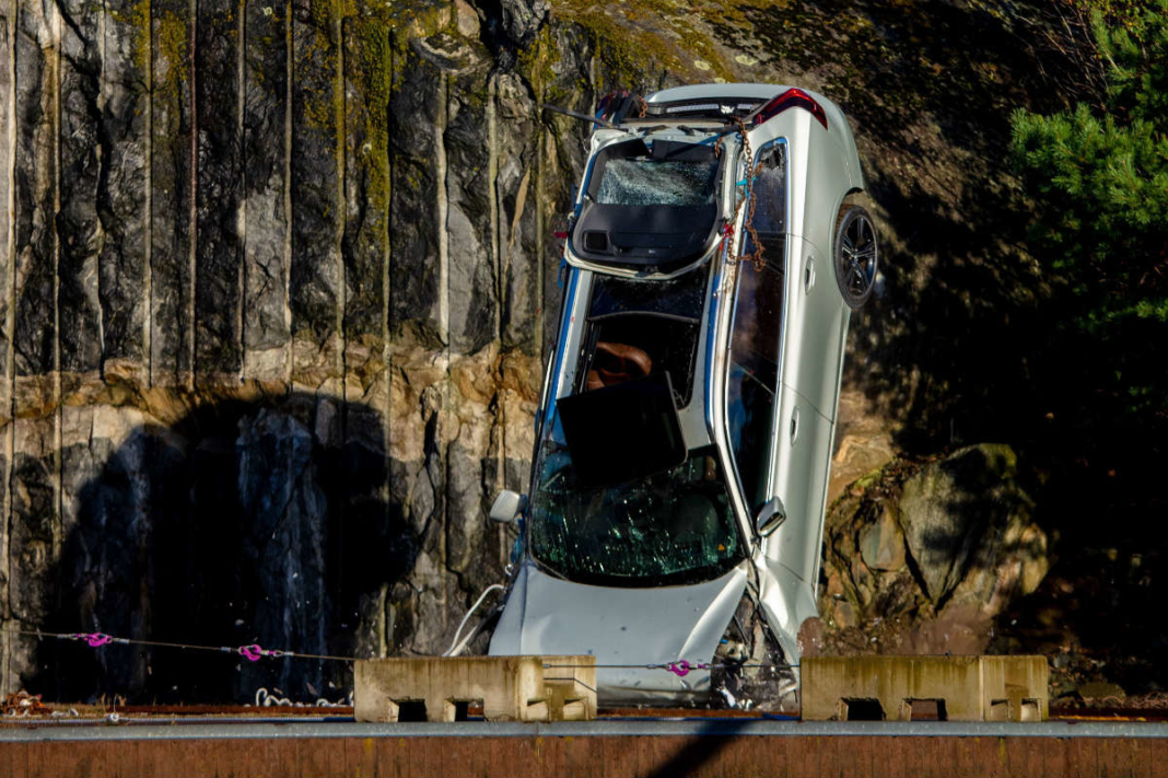 Volvo deja caer coches 30 metros