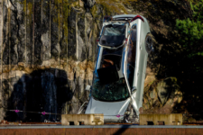 Volvo deja caer coches 30 metros