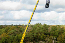 Volvo deja caer coches 30 metros