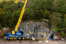 Volvo deja caer coches 30 metros