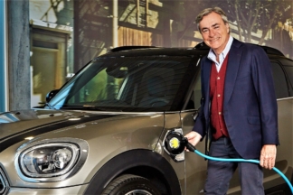 Carlos Sainz conduce un híbrido enchufable como coche de calle Carlos Sainz nuevo coche híbrido enchufable MINI para diario