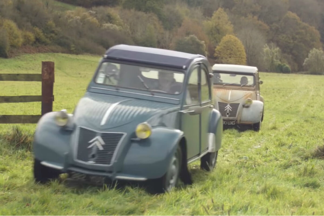 Chris Harris protagoniza una divertida drag race con su Citroën 2 CV de 1957