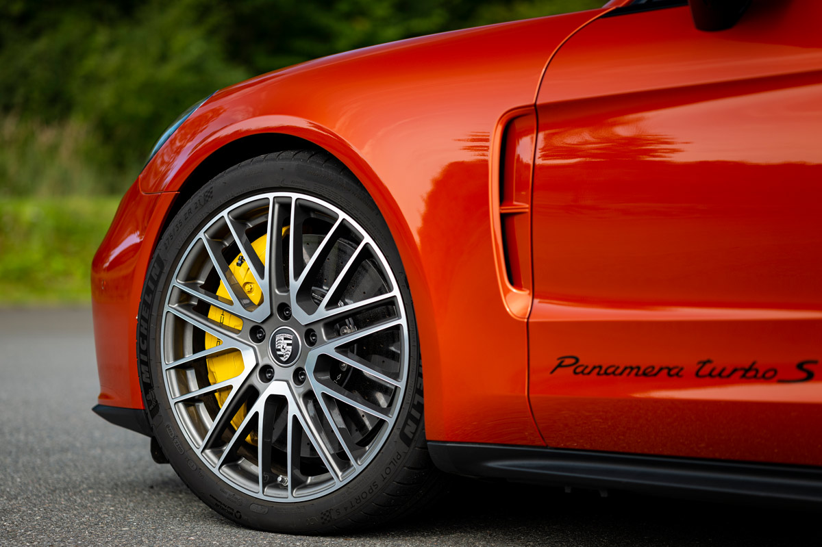 Llanta y frenos del Porsche Panamera 2021