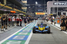 Fernando Alonso prueba el R25 con el que fue campeón y nos recuerda el impresionante sonido del motor V10 Fernando Alonso prueba el R25 con el que fue campeón