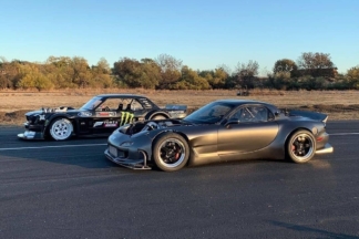 Vídeo: un Mazda RX-7 con el sistema de tracción total de un GT-R le busca las cosquillas al Mustang de Ken Block Mazda RX-7 vs Ford Mustang Ken Block