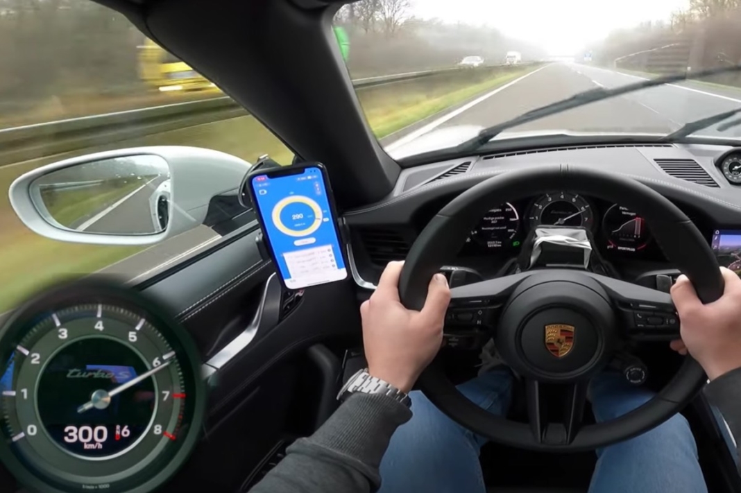 Porsche 911 Turbo S Cabriolet a 300 km/h en la Autobahn mojada