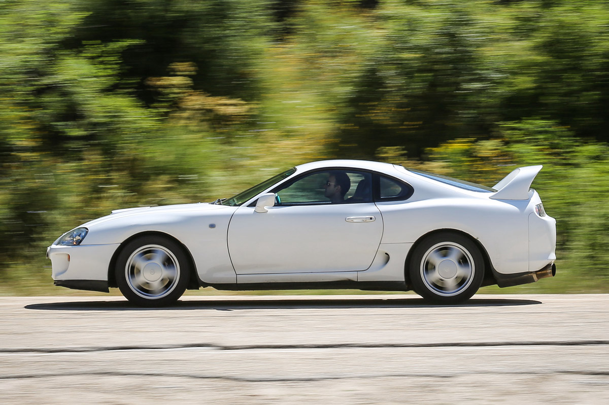 foto de perfil durante la prueba del Toyota Supra A80