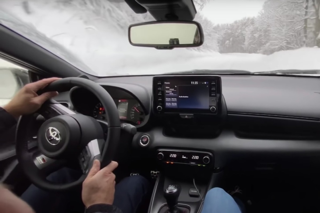 Vídeo así derrapa el Toyota GR Yaris en una carretera nevada