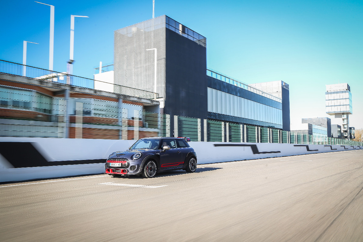 prueba del MINI John Cooper Works GP 2020 en la recta del Circuito del Jarama