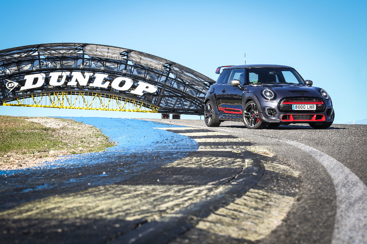 MINI John Cooper Works GP 2020 frente al puente de Dunlop del Circuito del Jarama