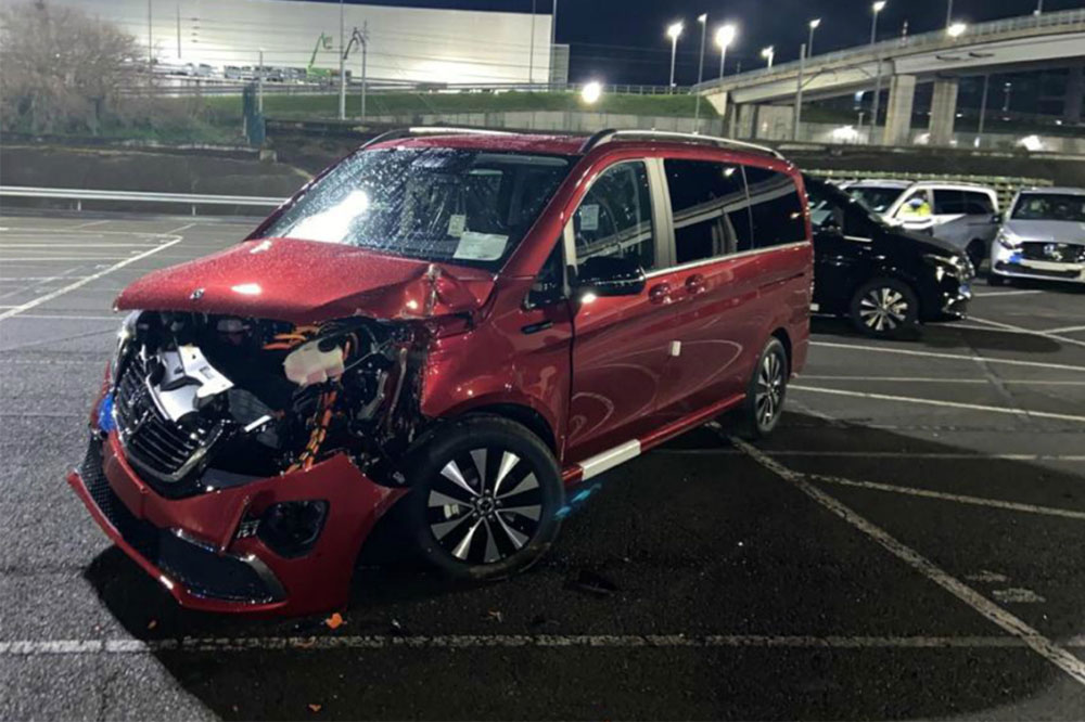 marca destruye coches 