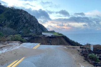 Las lluvias torrenciales hunden parte de la Highway One de California Highway One de California