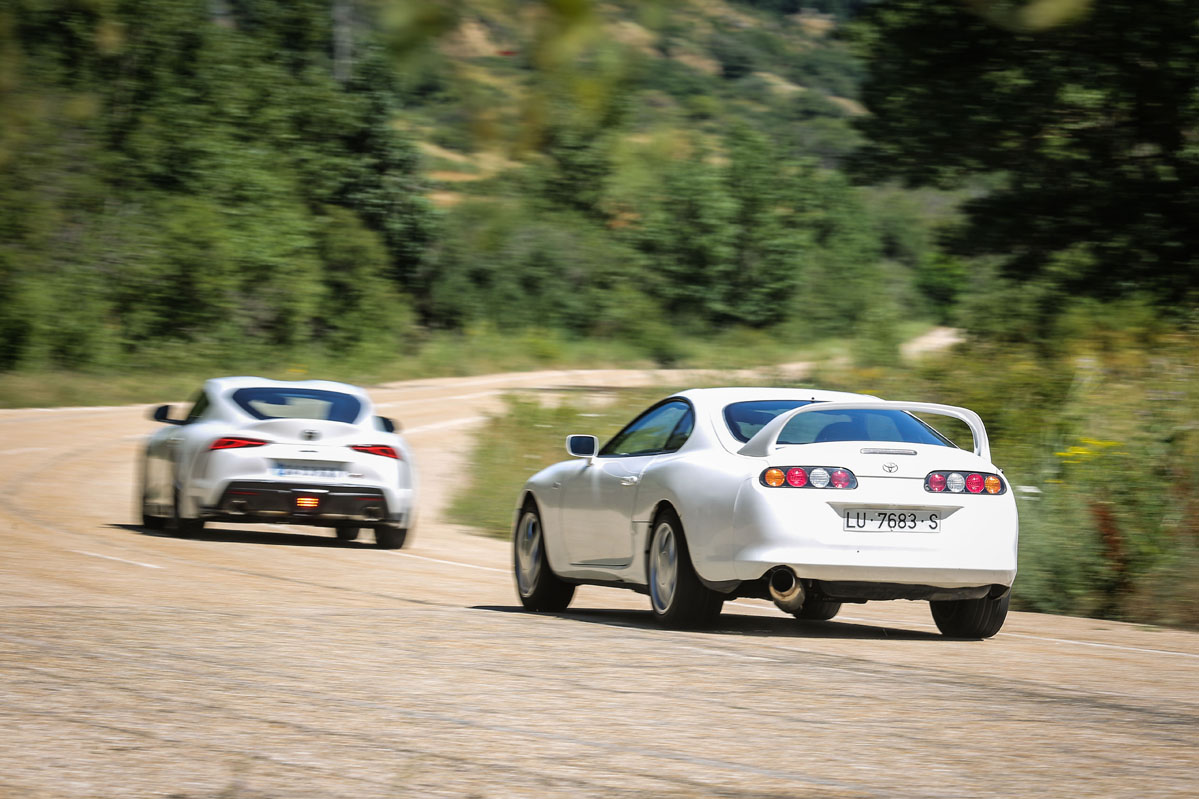 curva con el Toyota Supra A80 contra GR Supra A90