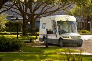 El servicio postal estadounidense presenta sus furgonetas del futuro que entrarán en funcionamiento en 2023 Furgoneta reparto correos Estados Unidos 2023