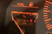 La razón por la que el Nissan 300ZX tenía doble reloj del nivel de combustible Nissan 300ZX doble reloj combustible