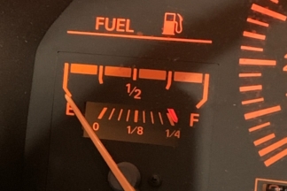 La razón por la que el Nissan 300ZX tenía doble reloj del nivel de combustible Nissan 300ZX doble reloj combustible