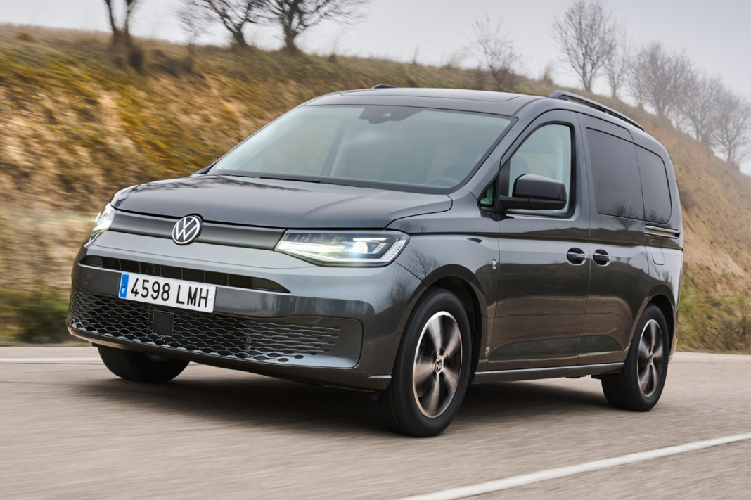 foto dinámica de la prueba Volkswagen Caddy 2021