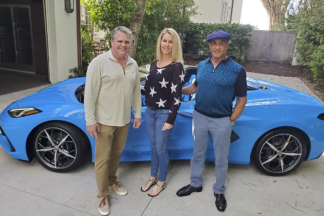 Sylvester Stallone recoge las llaves de su nuevo deportivo: un Chevrolet Corvette Convertible Sylvester Stallone recoge las llaves de su nuevo deportivo: un Chevrolet Corvette Convertible