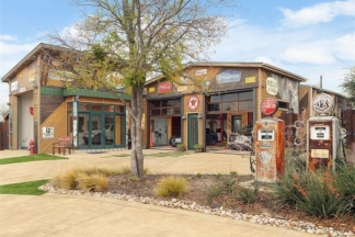 A la venta esta mansión de temática automotriz con garaje para diez coches venta mansion tematica automotriz garaje diez coches