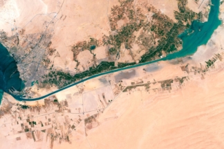 Un buque atrapado en el Canal de Suez podría disparar el precio de la gasolina buque-atrapado-canal-suez-disparar-precio-gasolina