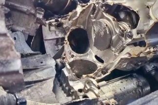 Destrozado el motor de un Jeep Wrangler después de haber sido remolcado con la reductora puesta Jeep Wrangler motor destrozado remolcado con reductora