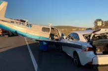Un Lexus IS es embestido por una avioneta en mitad de un aterrizaje de emergencia Lexus IS