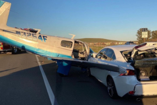 Un Lexus IS es embestido por una avioneta en mitad de un aterrizaje de emergencia Lexus IS
