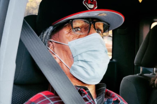 Un conductor se cuela en un carril de alta ocupación con el maniquí más realista que has visto jamás Maniquí